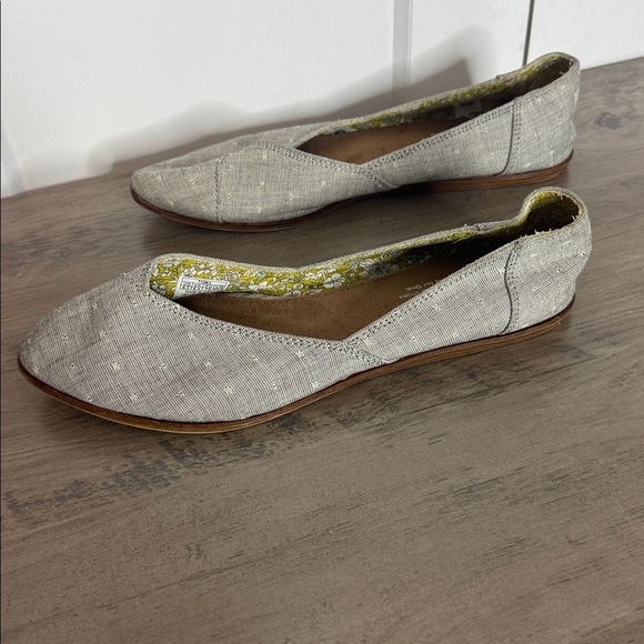 Toms Women's Light Grey Patterned Loafers - 8.5 - Picture 5 of 7